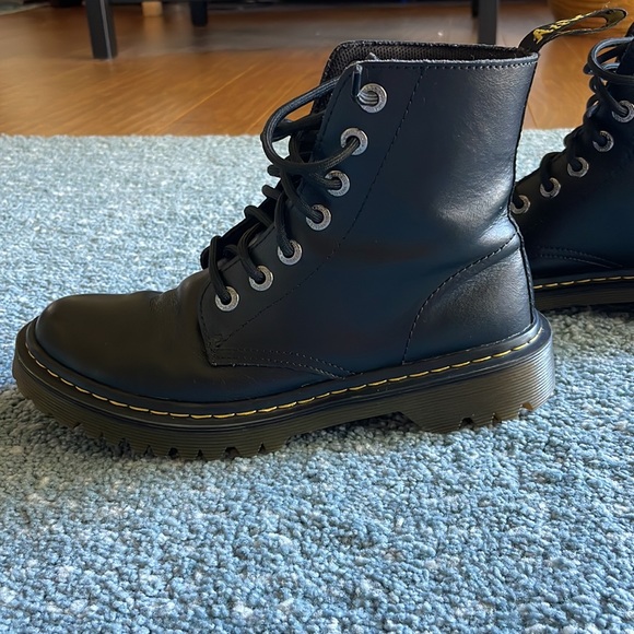 DR.MARTENS 1460 WOMEN'S SMOOTH LEATHER LACE UP BOOTS - Picture 5 of 9